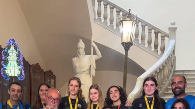 Valquirias Rugby recibe reconocimiento como subcampeonas de España Equipo Valquirias Rugby posando en acto de reconocimiento municipal por subcampeonato de España M17 femenino