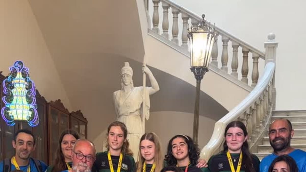 Equipo Valquirias Rugby posando en acto de reconocimiento municipal por subcampeonato de España M17 femenino