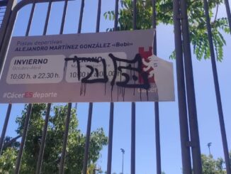 Cartel vandalizado en las pistas deportivas de San Francisco dedicado a Alejandro Martínez Bobi en Cáceres