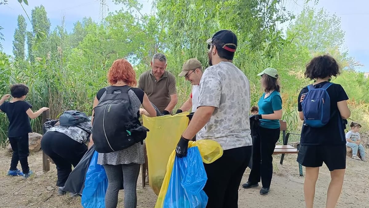 Vecinos de Pinto realizando tareas de limpieza en el entorno del Arroyo Culebro durante una jornada de voluntariado ambiental