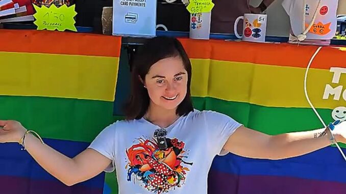 Caravana del Vivero Los Pinares con merchandising del Torremolinos Pride en la Plaza Costa del Sol