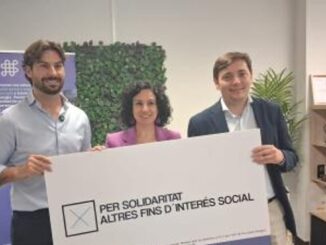 La consellera Elena Albalat durante la visita a proyectos impulsados por la X solidaria en la Comunitat Valenciana