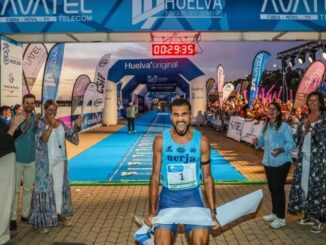 Momento de la 10K Avatel Puerta del Descubrimiento 2026 en Huelva con participantes corriendo por las calles de la ciudad
