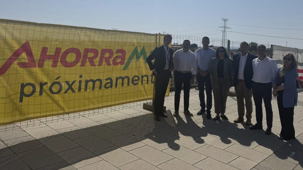 Visita de autoridades al inicio de las obras del nuevo supermercado Ahorramas en El Quiñón, Seseña