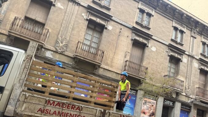Edificio Belda de Albacete en la calle Marqués de Molins con señalización de obras de recuperación