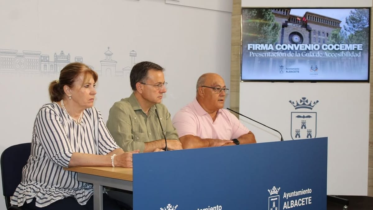 Firma del convenio Cocemfe entre el Ayuntamiento de Albacete y Cocemfe Albacete para la accesibilidad
