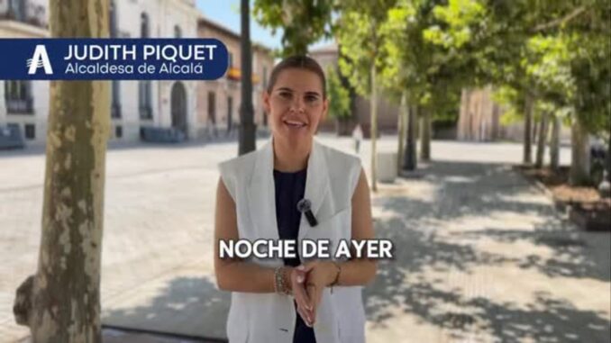 Plaza de Cervantes de Alcalá de Henares llena de gente durante la celebración de apoyo a la selección española