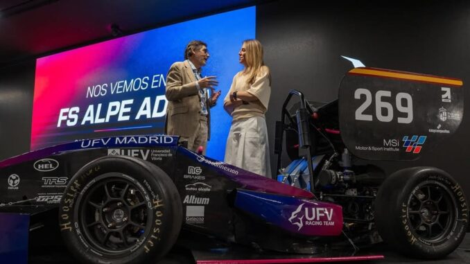 La alcaldesa de Pozuelo visita el UFV Racing Team de la Universidad Francisco de Vitoria Monoplaza del UFV Racing Team de la Universidad Francisco de Vitoria con patrocinadores visibles en la carrocería para competición Formula Student