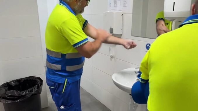 Trabajadores de limpieza viaria de Alcobendas realizando tareas de mantenimiento de la ciudad
