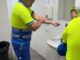 Trabajadores de limpieza viaria de Alcobendas realizando tareas de mantenimiento de la ciudad