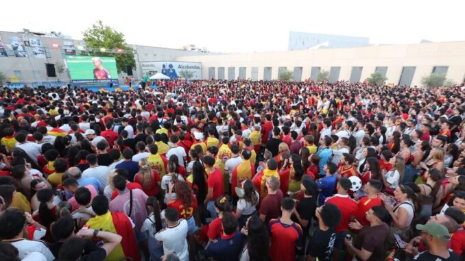 Miles de vecinos de Alcobendas reunidos en C.D. Valdelasfuentes durante la final del Mundial, con gran concentración de público en la plaza