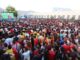Miles de vecinos de Alcobendas reunidos en C.D. Valdelasfuentes durante la final del Mundial, con gran concentración de público en la plaza
