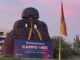 Collage con tres imágenes de Alcobendas celebrando: La Menina con bufanda roja, cascada iluminada en rojo y amarillo, y fachada del Ayuntamiento con lona que dice Enhorabuena Campeones