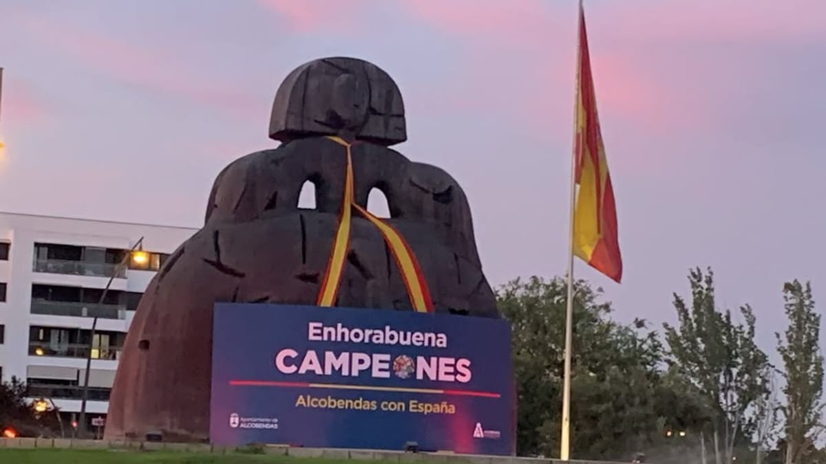 Collage con tres imágenes de Alcobendas celebrando: La Menina con bufanda roja, cascada iluminada en rojo y amarillo, y fachada del Ayuntamiento con lona que dice Enhorabuena Campeones