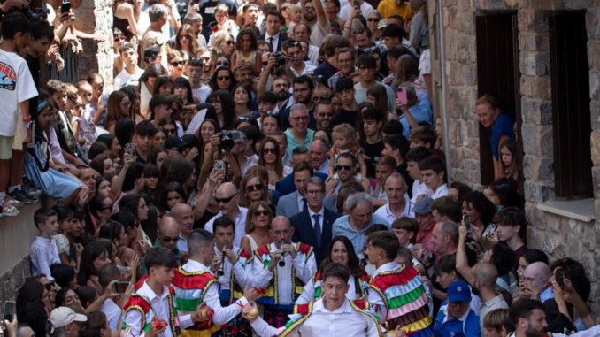 Danzadores sobre zancos en la cuesta de Anguiano honrando a Santa María Magdalena