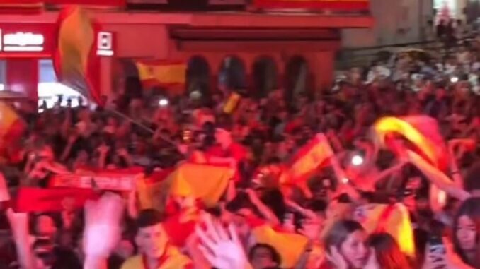 Reunión de ciudadanos en la Plaza de la Constitución de Arganda del Rey durante la celebración del minuto 106