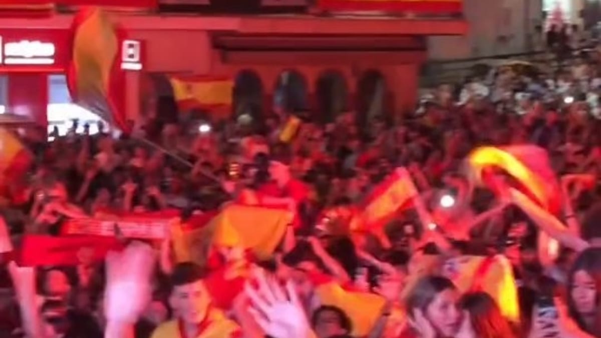 Reunión de ciudadanos en la Plaza de la Constitución de Arganda del Rey durante la celebración del minuto 106