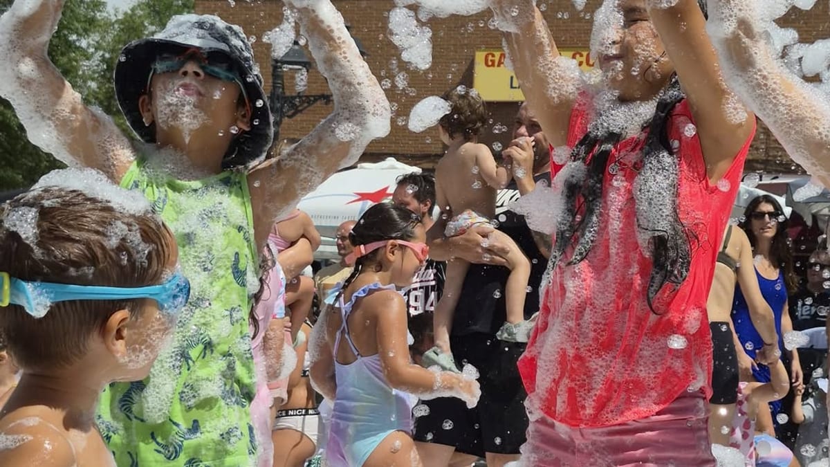 Niños disfrutando de la fiesta de la Espuma en las Fiestas del Carmen de La Poveda en Arganda del Rey