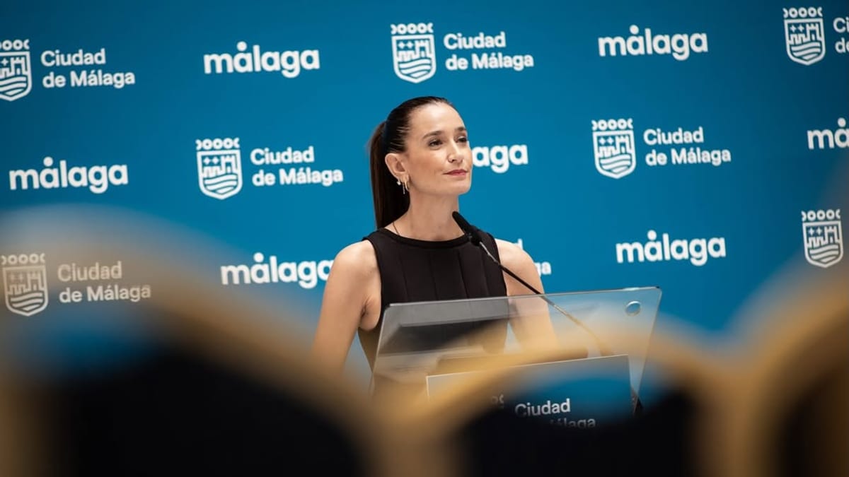 Portavoz del Ayuntamiento de Málaga Elisa Pérez de Siles junto a la concejala Penélope Gómez presentando la licitación del mercado de Teatinos