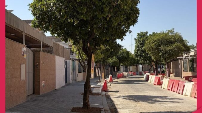 Ayuntamiento renueva la Calle Hélice con 165.000€ de inversión Cartel informativo de obras de renovación de Calle Hélice en Sevilla Este del Ayuntamiento de Sevilla