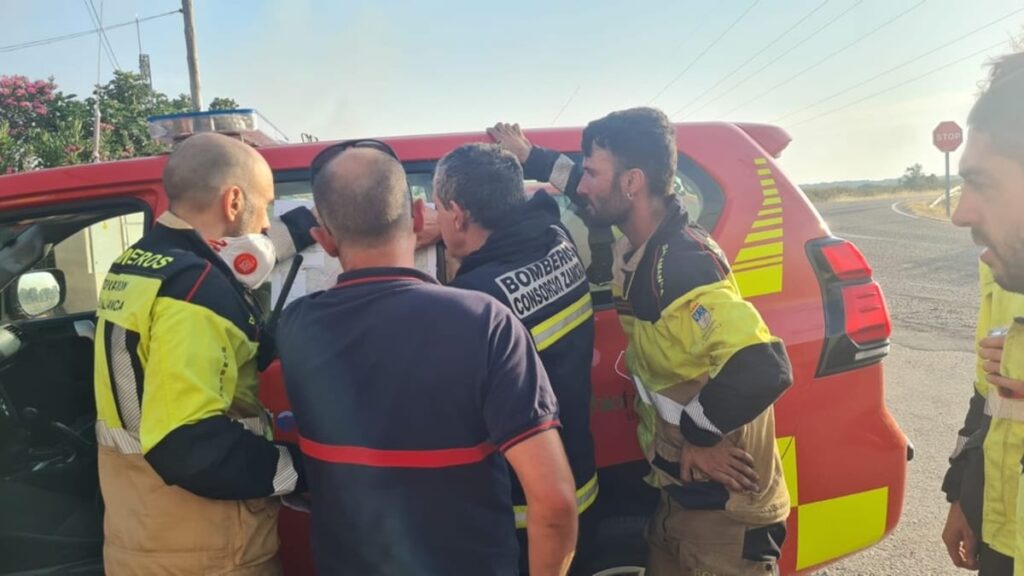 Bomberos del Consorcio Provincial trabajando en labores de extinción del incendio forestal de Sayago en Zamora