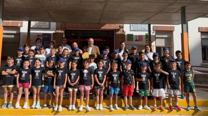 Cerca de 750 niños disfrutan de los Campamentos Urbanos Niños participando en los Campamentos Urbanos de Talavera de la Reina en el Colegio Nacional San Cristóbal