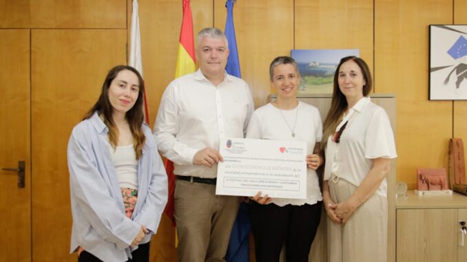 Representantes del Gobierno de Cantabria en la entrega de fondos a Cocina Económica y Cáritas