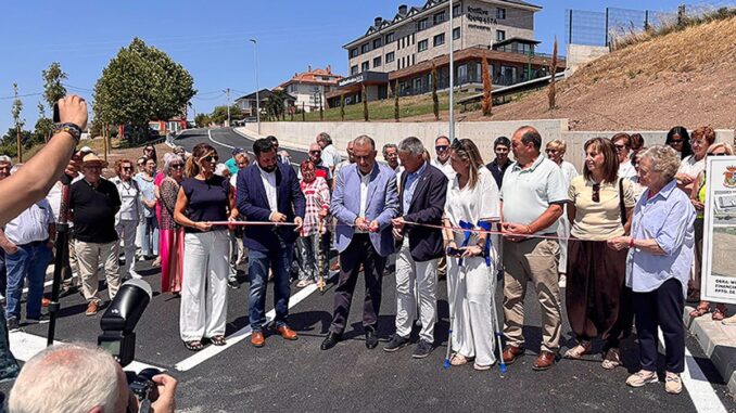 Ceremonia de inauguración de la mejora de viales en Campoo de Enmedio con autoridades de Cantabria