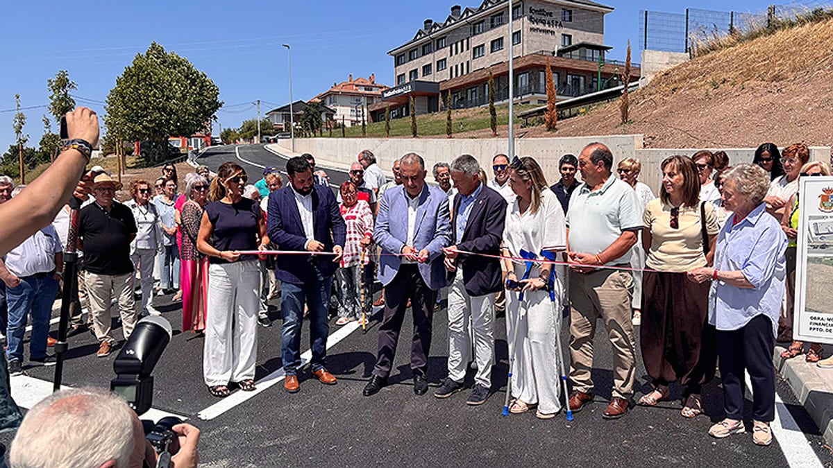 Ceremonia de inauguración de la mejora de viales en Campoo de Enmedio con autoridades de Cantabria