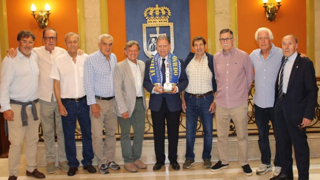 El Alcalde Alfredo Canteli y concejal José Ramón Prado posan con los veteranos del Real Oviedo en la sala oficial del Ayuntamiento de Oviedo