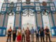 Grupo de personas en el nuevo recinto de las Colombinas 2026 junto a la ría de Huelva