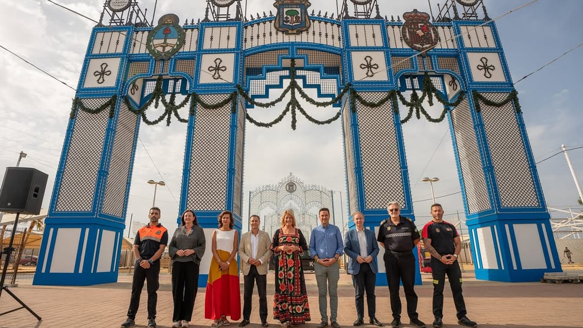 Grupo de personas en el nuevo recinto de las Colombinas 2026 junto a la ría de Huelva