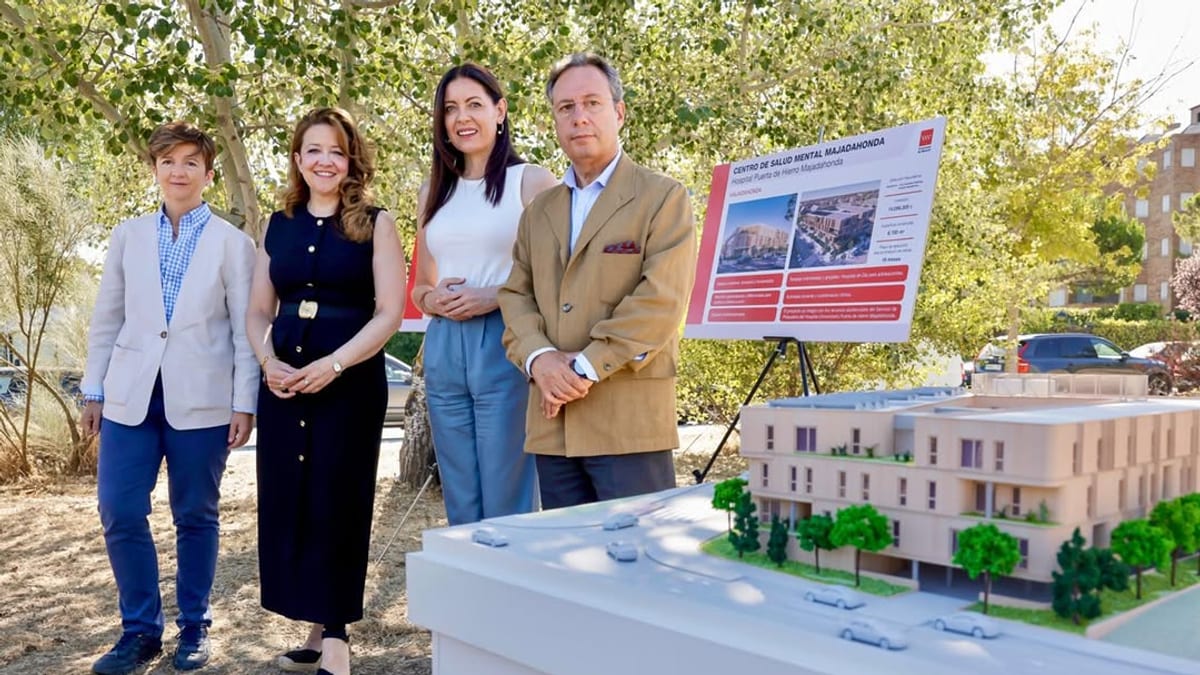 La consejera de Sanidad Fátima Matute, la alcaldesa de Majadahonda Lola Moreno y el director gerente del Hospital Universitario Puerta de Hierro Julio García Pondal en la parcela donde se ubicará el nuevo Centro de Salud Mental