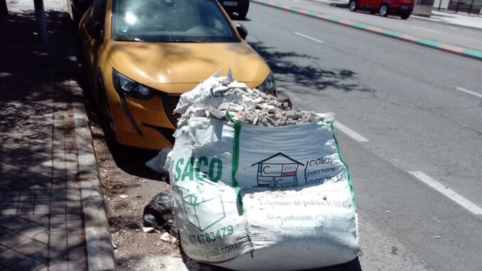 Intensifica la vigilancia contra vertidos y escombros ilegales en Coslada Policía Local de Coslada realizando labores de vigilancia y retirada de escombros ilegales en espacios públicos del municipio