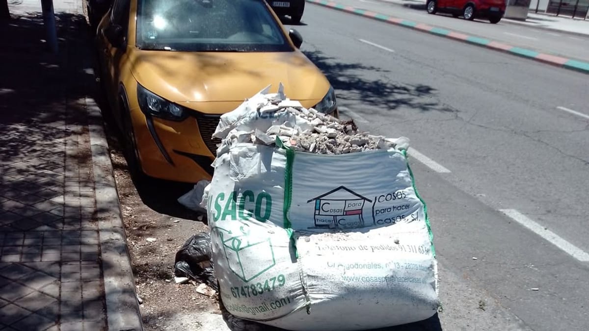 Policía Local de Coslada realizando labores de vigilancia y retirada de escombros ilegales en espacios públicos del municipio