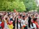 Multitud de aficionados con banderas españolas en el Parque de Santa Ana de Cuenca