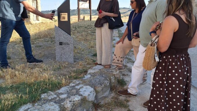 Grupo de turistas visitando una zona de enoturismo en el Cerrato Palentino con explicaciones de un guía