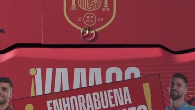Autobús de la EMT con segunda estrella homenaje a la selección española, con el alcalde Almeida colocando el símbolo