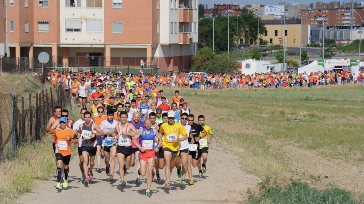 Participantes en la Carrera Popular Correcaminos de Fuenlabrada, junio de 2012. Evento deportivo multitudinario con vecinos corriendo por las calles de la ciudad.