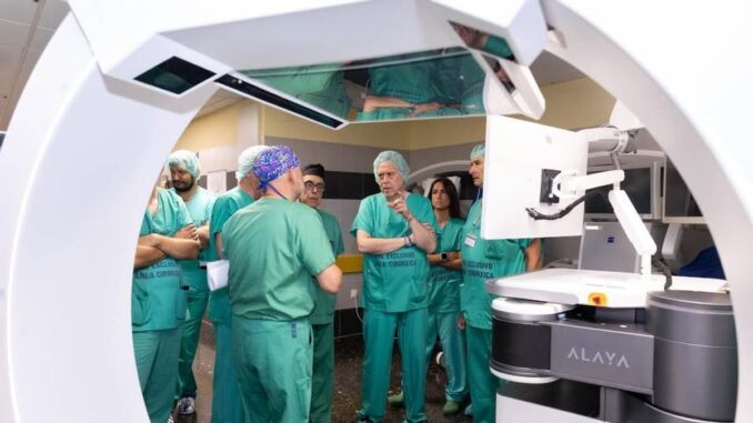 Robot de navegación cinemática para cirugía de columna incorporado al Sergas