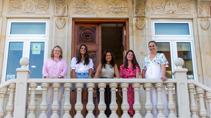La consejera de Juventud de Cantabria durante la inauguración de la conferencia sobre uso saludable de tecnología en Castro Urdiales