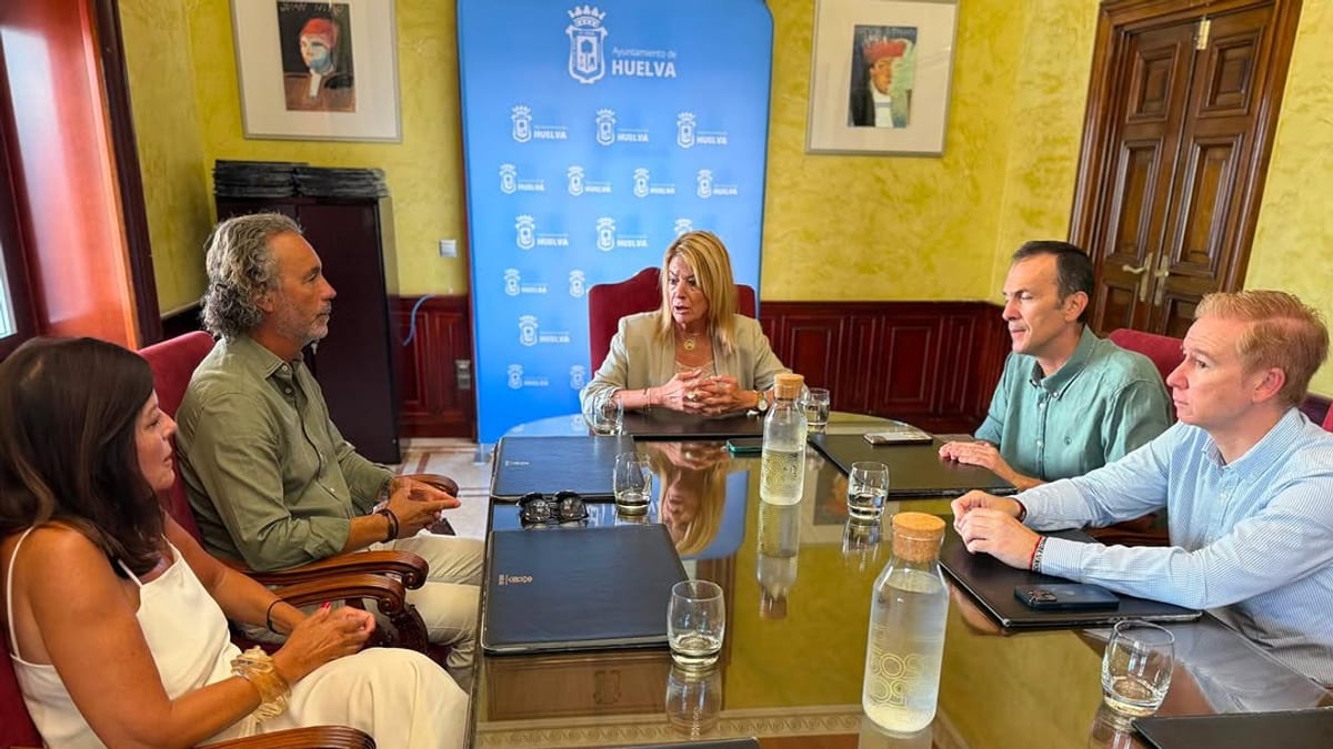 Encuentro entre representantes del Ayuntamiento de Huelva y la Asociación de Víctimas de Adamuz
