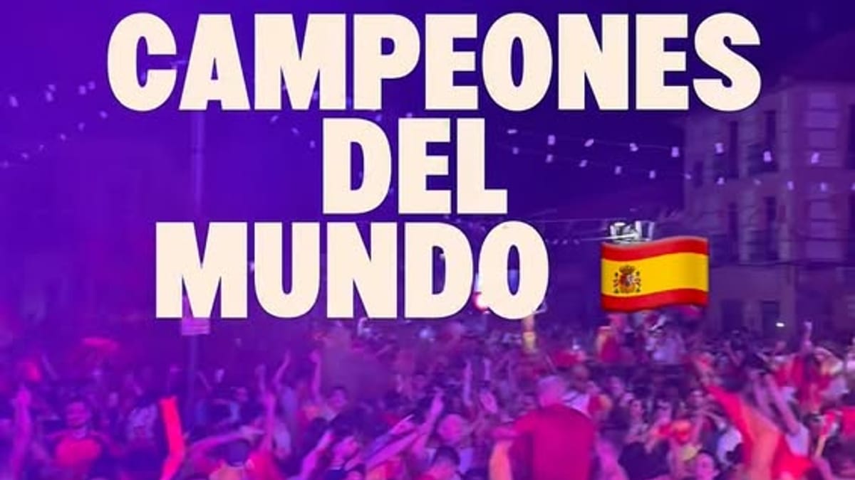 Cientos de vecinos de Humanes de Madrid reunidos en la Plaza de la Constitución celebrando el mundial de España con pantalla gigante