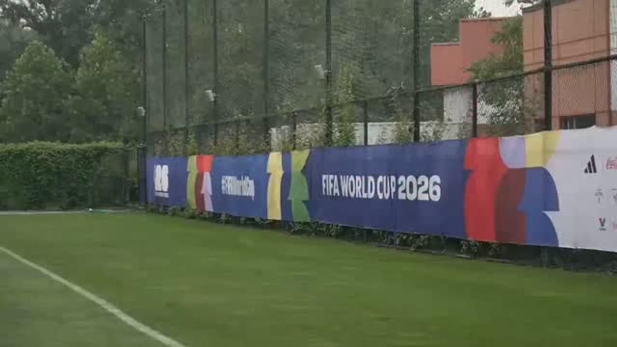 Rafael Louzán, presidente de la RFEF, saluda a la afición de Majadahonda desde Nueva York antes de la final del Mundial de Fútbol 2026