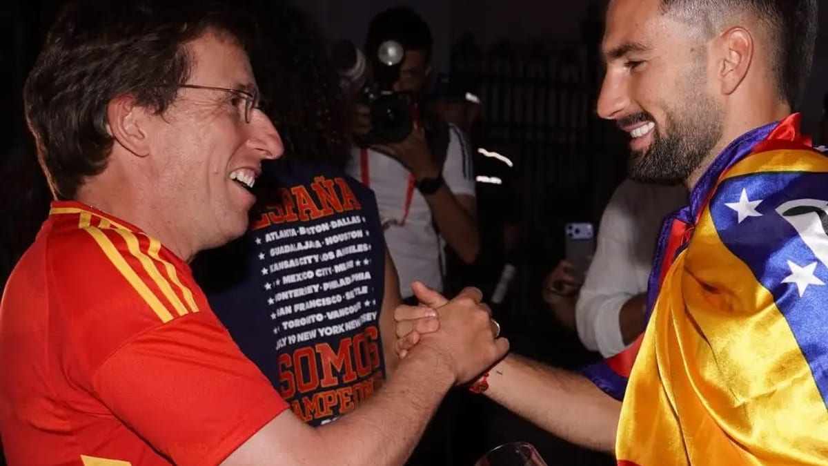 Concentración de aficionados en Cibeles celebrando la victoria de la selección española campeona del mundo
