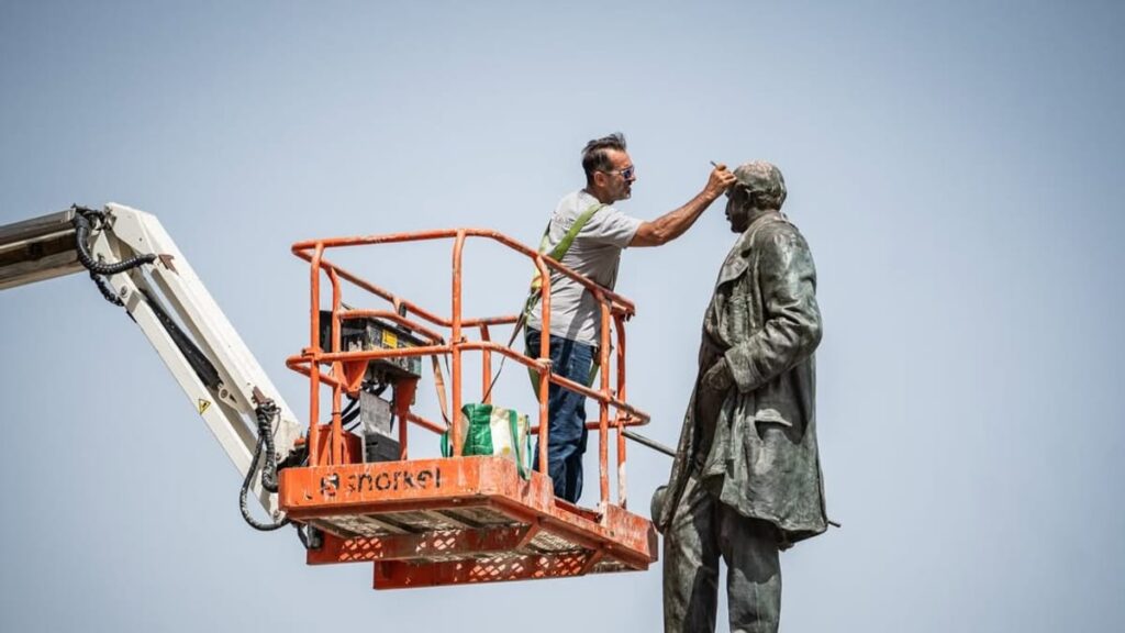 Trabajos de restauración de la estatua del Marqués de Larios en Málaga tras acto vandálico