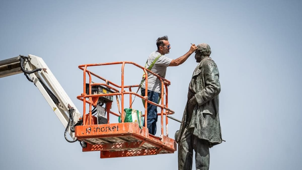 Trabajos de restauración de la estatua del Marqués de Larios en Málaga tras acto vandálico