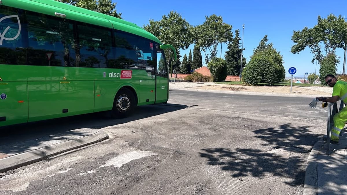 Cartel informativo del Ayuntamiento de Paracuellos de Jarama sobre la modificación de líneas de autobús por trabajos de asfaltado