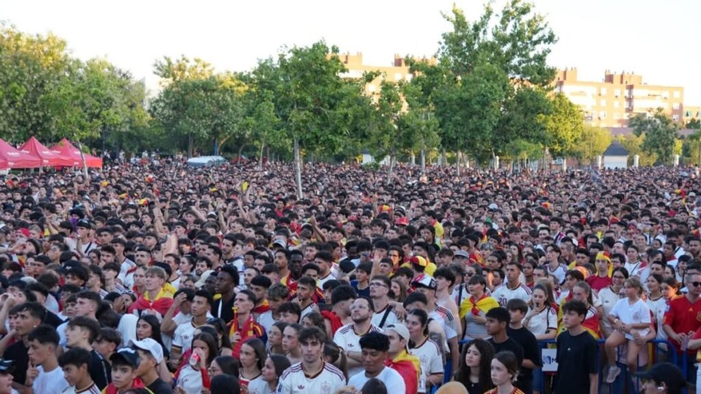 Multitud de personas reunidas en Parque Finca Liana de Móstoles viendo el partido de la final del Mundial en una pantalla gigante