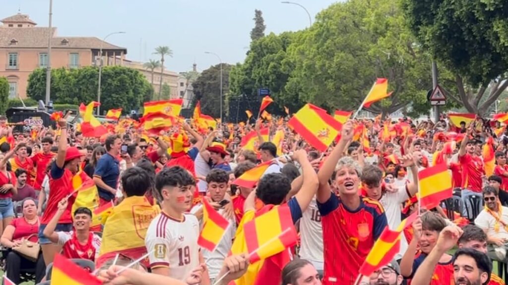 Cartel del Ayuntamiento de Murcia anunciando la concentración en avenida Teniente Flomesta para la final de la Selección Española
